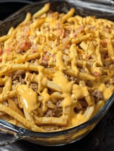 Ein Casserole mit Cheeseburger und Fritten.