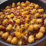 Ein Bacon Cheeseburger Tater Tot Casserole in einem großen, schwarzen Teller.