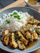 Ein Bild von Hähnchen mit Reis und Honig Senf.