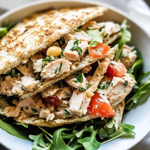 Weiße Schüssel mit italienischem Thunfisch-Bohnen-Mix.