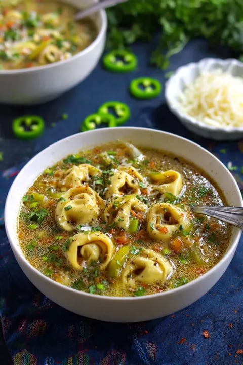 Eine Schale Suppe mit Löffel.